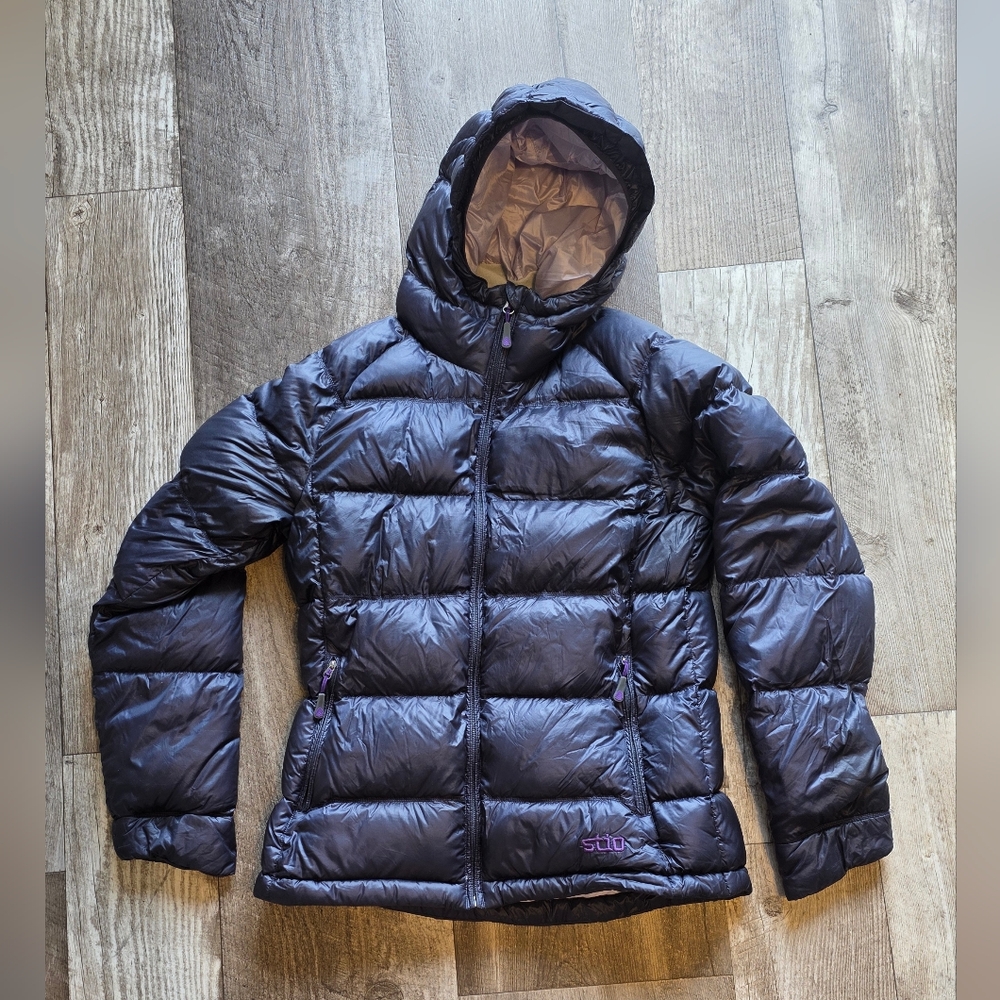 Stio Women's Hometown Down Hooded Jacket Mulberry Medium
